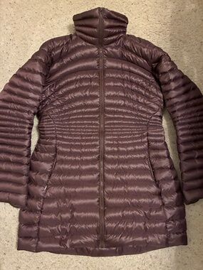 Arc'teryx Nuri Coat, lightweight 750-fill grey goose down jacket. Crimson Size L